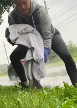 T0910049 Girl saves skunk about to give birth on the road animal rescue part2