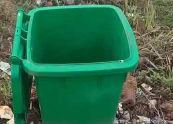 T1501001 He didn’t understand why the world suddenly became so cold… all he knew was that it hurt to breathe and no one was there.