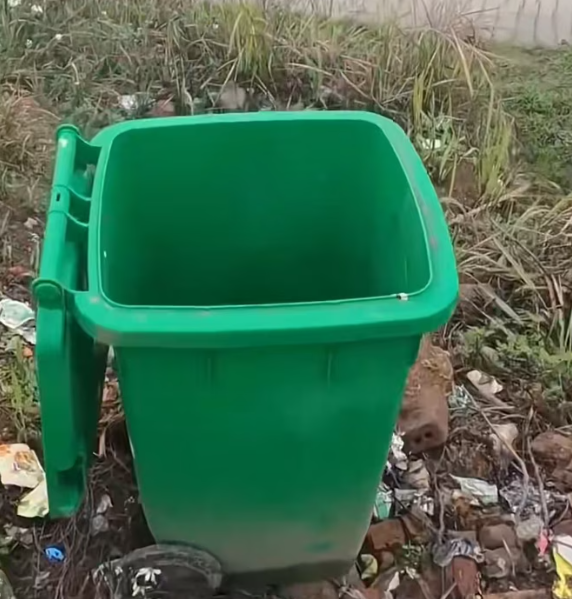 T1501001 He didn’t understand why the world suddenly became so cold… all he knew was that it hurt to breathe and no one was there.